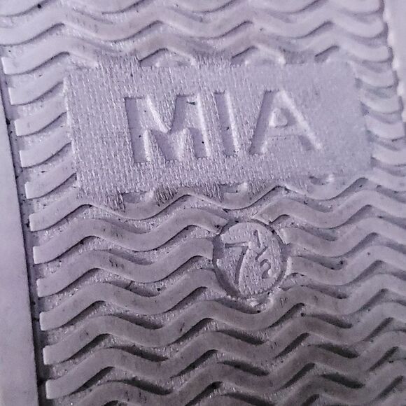 Mia Margaret Taupe Ruffle Top Slip-On Sneaker Women's 7.5 - Picture 5 of 10